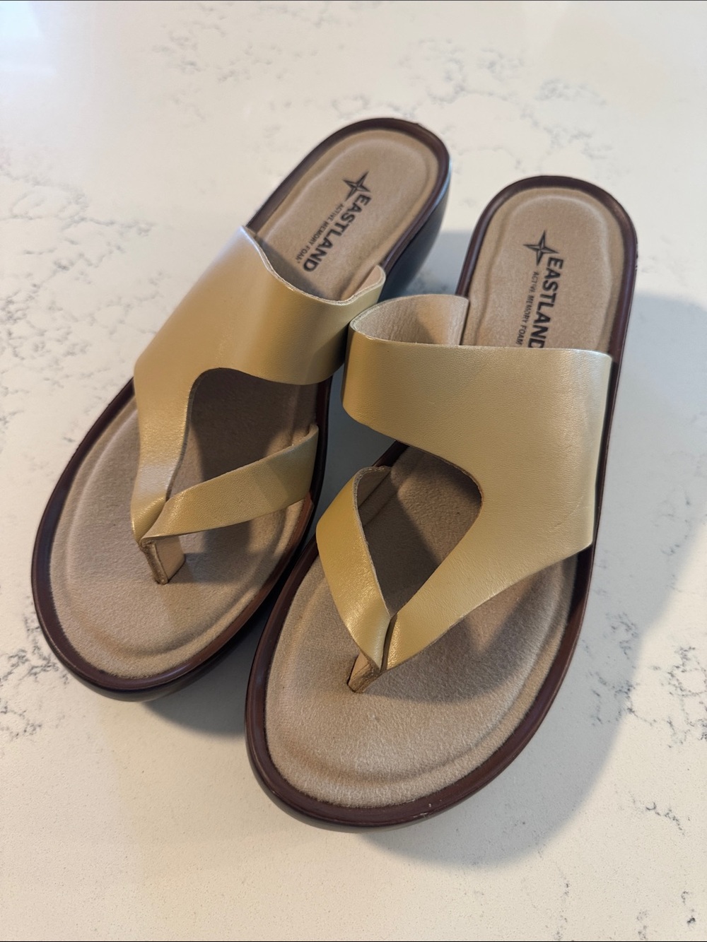 NWOT Eastland Laurel Tan Leather Wedge Thong Sandals Active Memory Foam Women’s